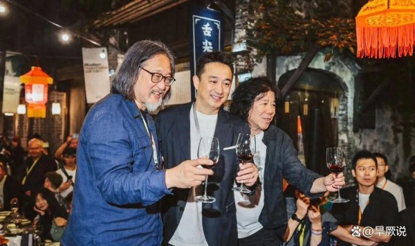 乌镇社交名场面！李冰冰提携周也，王传君刘昊然敬酒惹冯小刚不悦