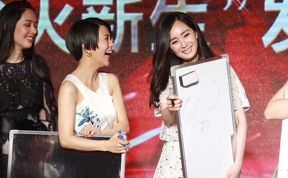 双杨再现塑料姐妹情，为张艺谋的影片资源开始互撕？杨幂：好着呢