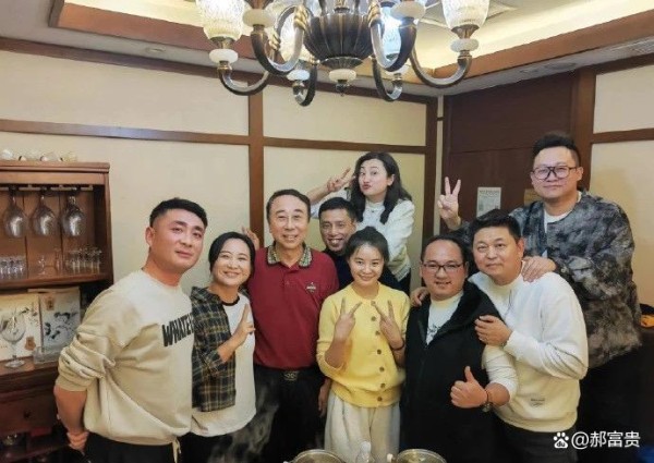 贾玲为67岁冯巩庆生！从相声学徒到喜剧女王，聊聊贾玲的收入变化