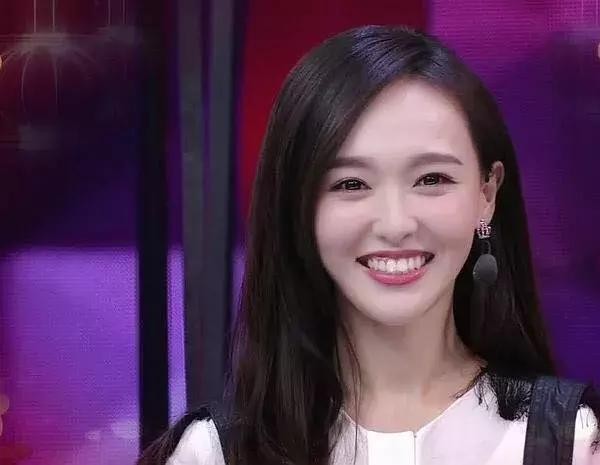 明星们起英文名反倒有种土味，胡歌叫胡弟，赵丽颖叫砸你俩