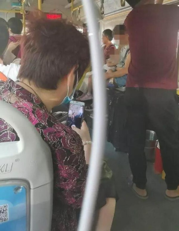 偷拍少妇哺乳照群发，你为老不尊的样子，真丑！