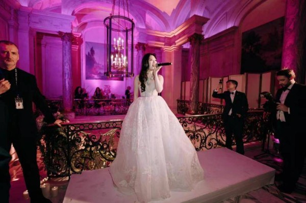 <a style='color:#f10404;' href='https://www.mingxing.cc/tags-4457.html ' target='_blank'>甄子丹</a>女儿甄济如亮相巴黎名媛舞会 父女共舞配合默契
