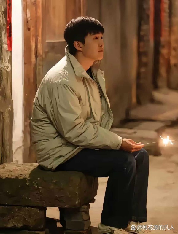 范丞丞挺阳光一个男孩，为什么演戏就变得呆呆傻傻的，感觉很迟钝，而且不像演的，丞丞的演技还要在继续学习，开发啊！要不然拍一部戏，就被调侃一下。 加油吧，少年，你就像庄筱婷一样，不要活在其她人的影子下，你会更加优秀。#小巷人家#-有驾