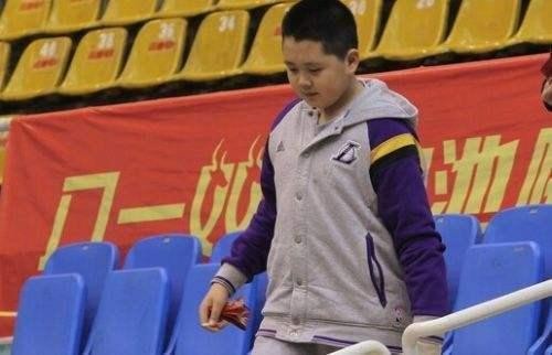 篮球名宿的儿女现如何姚明女儿国籍惹争议，阿的江被儿子坑惨！