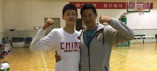 篮球名宿的儿女现如何姚明女儿国籍惹争议，阿的江被儿子坑惨！