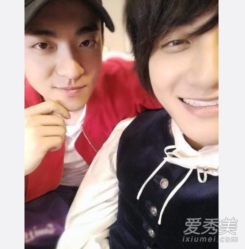 黄子韬晒与表哥童年合照 黄子韬表哥是谁姜彭个人资料介绍
