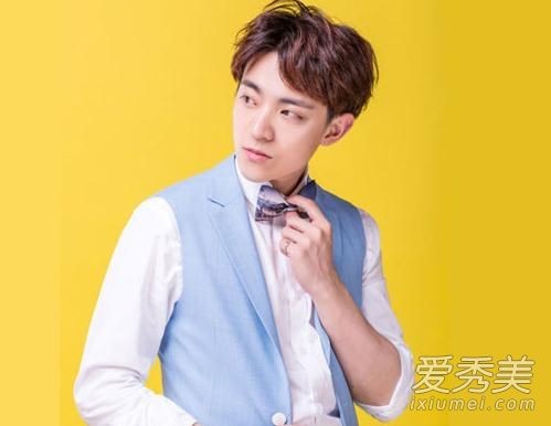黄子韬晒与表哥童年合照 黄子韬表哥是谁姜彭个人资料介绍