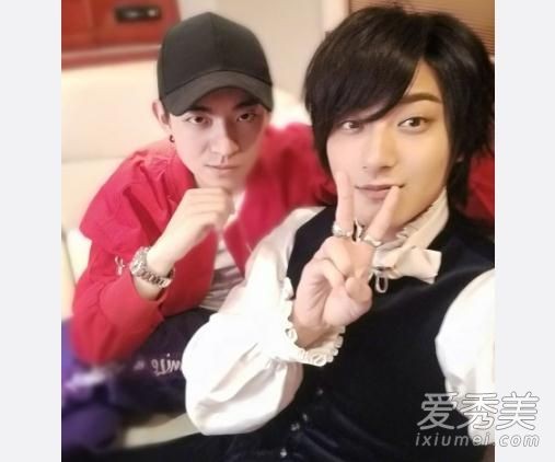 黄子韬晒与表哥童年合照 黄子韬表哥是谁姜彭个人资料介绍