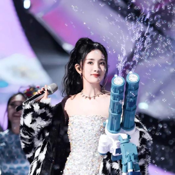 杨幂大粉脱粉回踩？导演哭票房她在打游戏，电影撤档重来未必会好