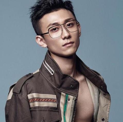 张一山父亲身份曝光，他与韩红关系不简单，网友：太低调了