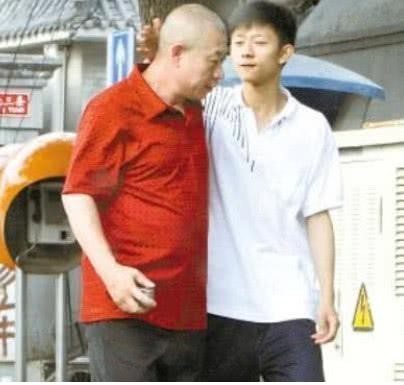 张一山父亲身份曝光，他与韩红关系不简单，网友：太低调了