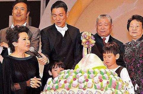 盘点明星与亲爹罕见的亲密合照: 原来周天王只遗传了妈妈