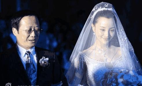 盘点明星与亲爹罕见的亲密合照: 原来周天王只遗传了妈妈
