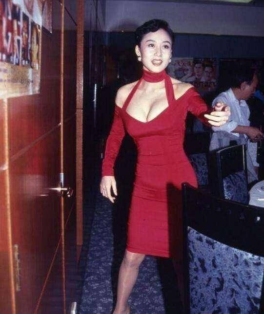 当年的利智有多美？和赌王共舞的照片太惊艳，57岁现在活成这样
