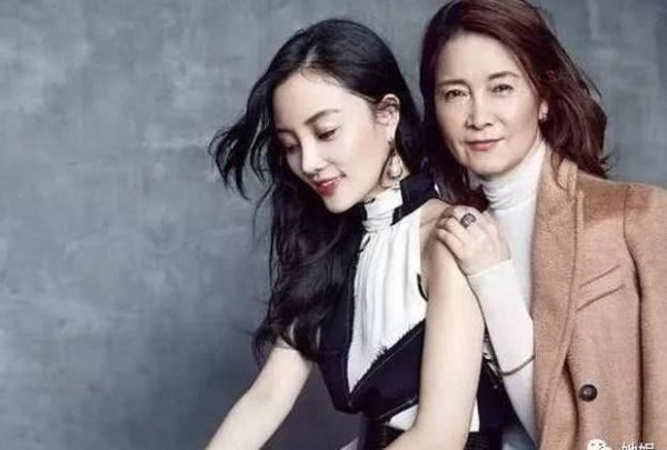 明星和妈妈合照：张馨予和妈妈像姐妹，最后一对猜出来算你赢！