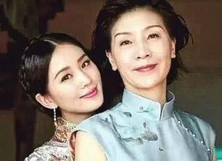 明星和妈妈合照：张馨予和妈妈像姐妹，最后一对猜出来算你赢！