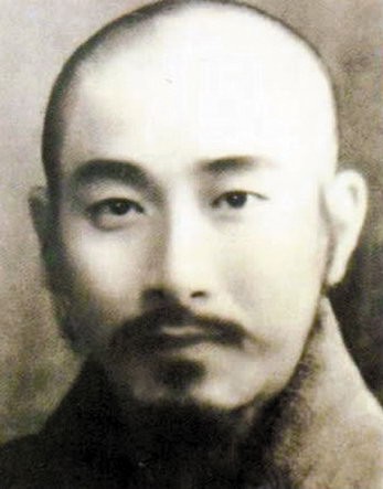 1945年，南怀瑾前往四川、西康、西藏参访。其间为了修学，他在峨眉山中锋大坪闭关三年