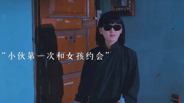 小伙对女友一见钟情,竞把她带回米店这样玩耍!