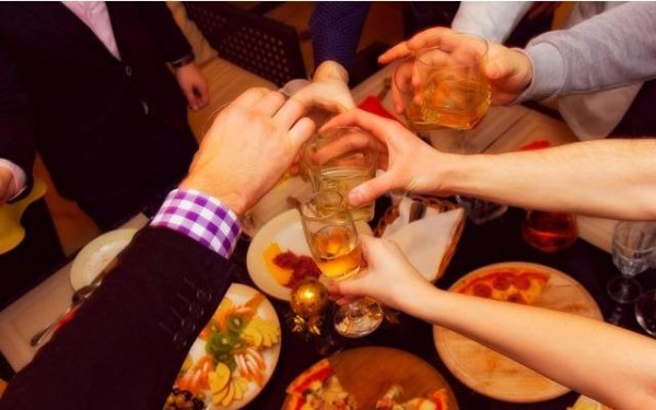 酒桌上陪陌生人喝酒，记住这5种“说话”的规矩，基本够用！