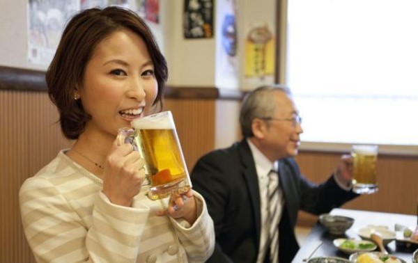 酒桌上陪陌生人喝酒，记住这5种“说话”的规矩，基本够用！