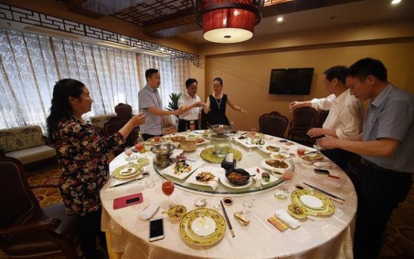 酒桌上陪陌生人喝酒，记住这5种“说话”的规矩，基本够用！