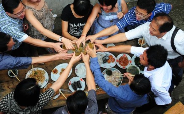 酒桌上陪陌生人喝酒，记住这5种“说话”的规矩，基本够用！