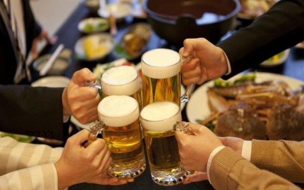 酒桌上陪陌生人喝酒，记住这5种“说话”的规矩，基本够用！