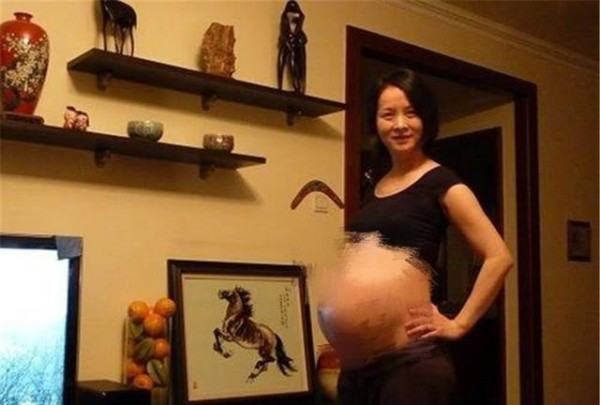 明星夫妻坚持丁克15年，45岁动摇怀孕生子
