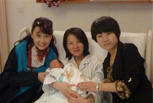 明星夫妻坚持丁克15年，45岁动摇怀孕生子