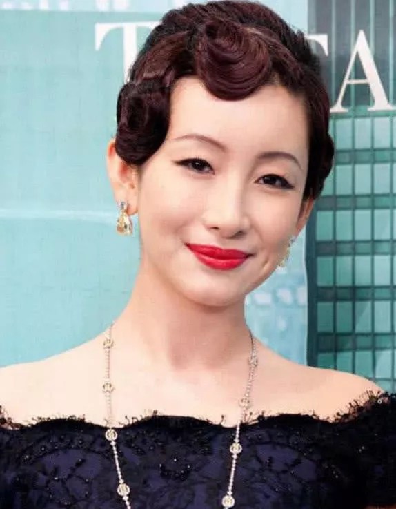同样是继子，秦海璐与继子水火不容，而他的继女为了他不要亲爸！