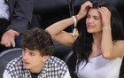 甜茶与女友凯莉·詹娜观看NBA比赛，现场亲吻十分甜蜜