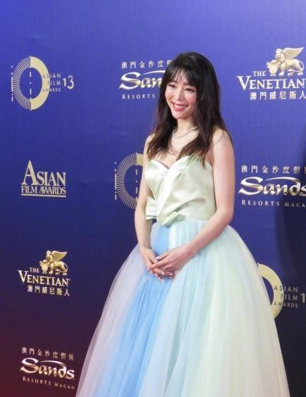 39岁张静初脸垮认不出，和大20岁惠英红同框，两人却像极姐妹？