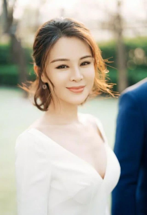 男明星成名后娶老师为妻，恩爱11年生三娃，妻子如同少女一般！
