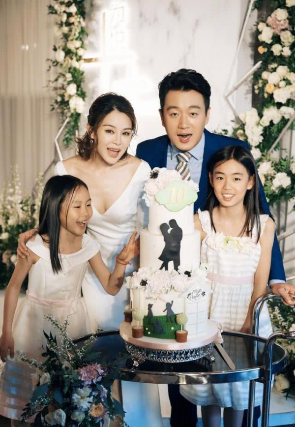 男明星成名后娶老师为妻，恩爱11年生三娃，妻子如同少女一般！