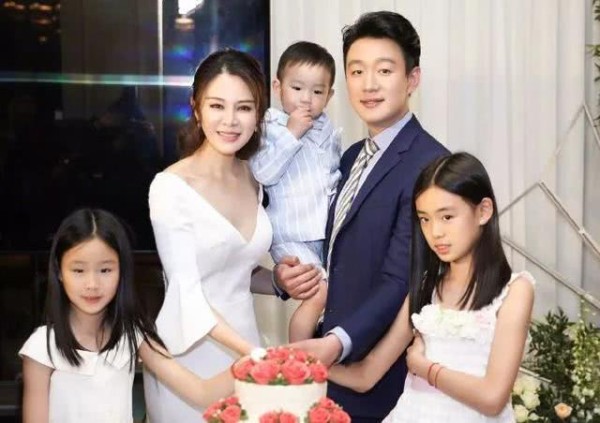 男明星成名后娶老师为妻，恩爱11年生三娃，妻子如同少女一般！