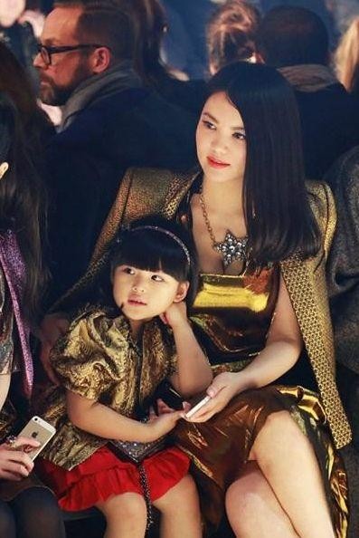 女明星和女儿的合影照,网友的注意力放在第四位