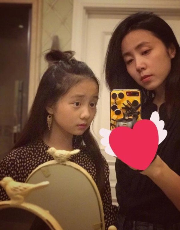 女明星和女儿的合影照,网友的注意力放在第四位