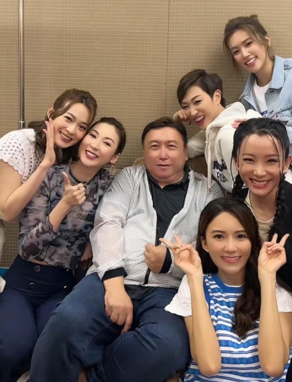 王晶被6女星偎依乐开怀，陈法蓉庄锶敏气质佳，网友：艳福不浅