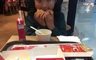 山东8岁女童和母亲去吃肯德基被杀害，凶手：她们都该死