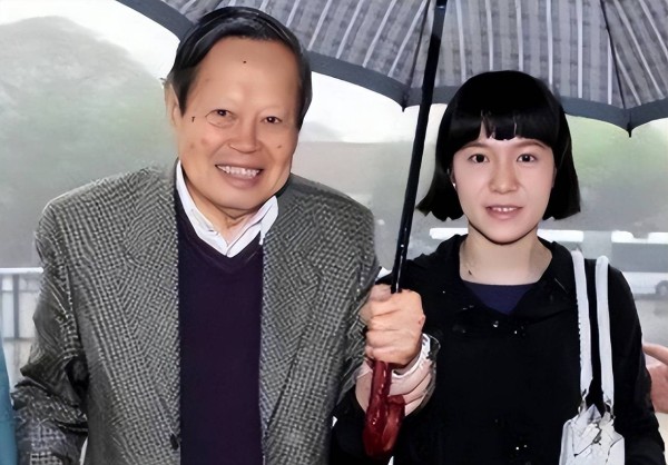 曝100岁杨振宁身价10亿！与老丈人罕见留影，4口人同框像祖孙三代