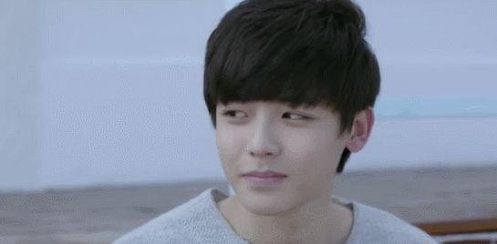 《人不彪悍枉少年》侯明昊都有腹肌了？还记得他和鹿晗的撞脸梗吗
