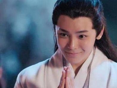 《人不彪悍枉少年》侯明昊都有腹肌了？还记得他和鹿晗的撞脸梗吗