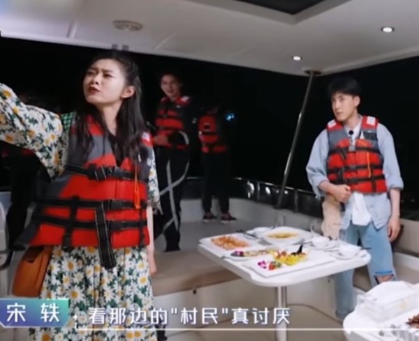 现在的女明星太惨了，镜头面前经纪人完全不给面子，说翻脸就翻脸