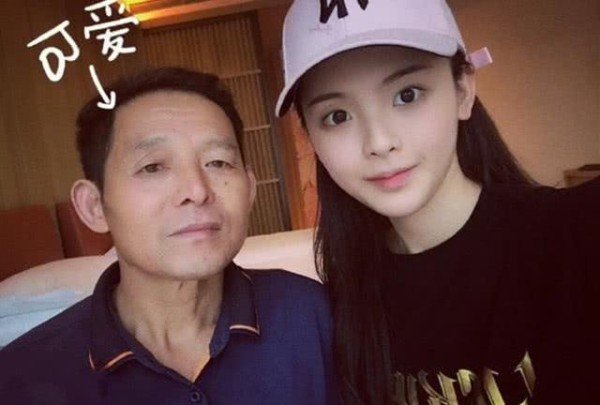 论女星的爸爸，杨超越的爸爸很可爱，当看到她爸爸：这太潮了吧！