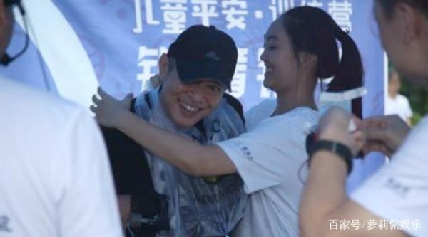她和李连杰关系亲密，获成龙宠爱，刘德华坦言与她相处会脸红！