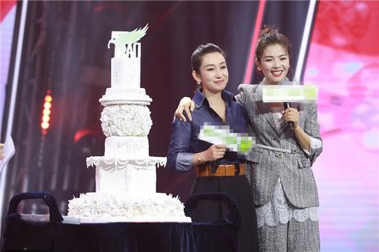 刘涛生日和秦海璐上演女女亲吻，常人难接受，性取向遭调侃
