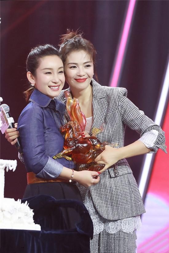刘涛生日和秦海璐上演女女亲吻，常人难接受，性取向遭调侃