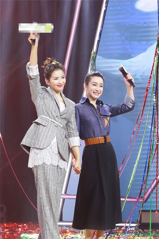 刘涛生日和秦海璐上演女女亲吻，常人难接受，性取向遭调侃