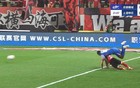 比赛第21分钟，韦世豪铲倒马纳法被裁判出示黄牌