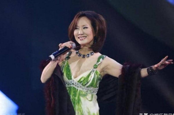 中国挣钱美国花？中美贸易打的热闹，这些明星却上赶着巴结美国！
